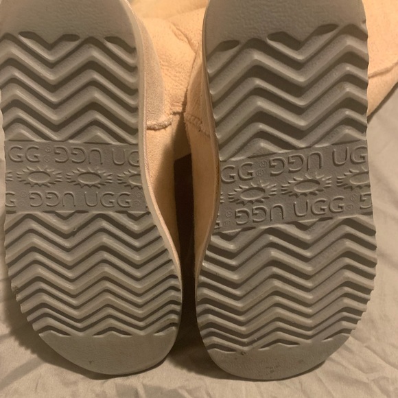 Ugg - Picture 2 of 6
